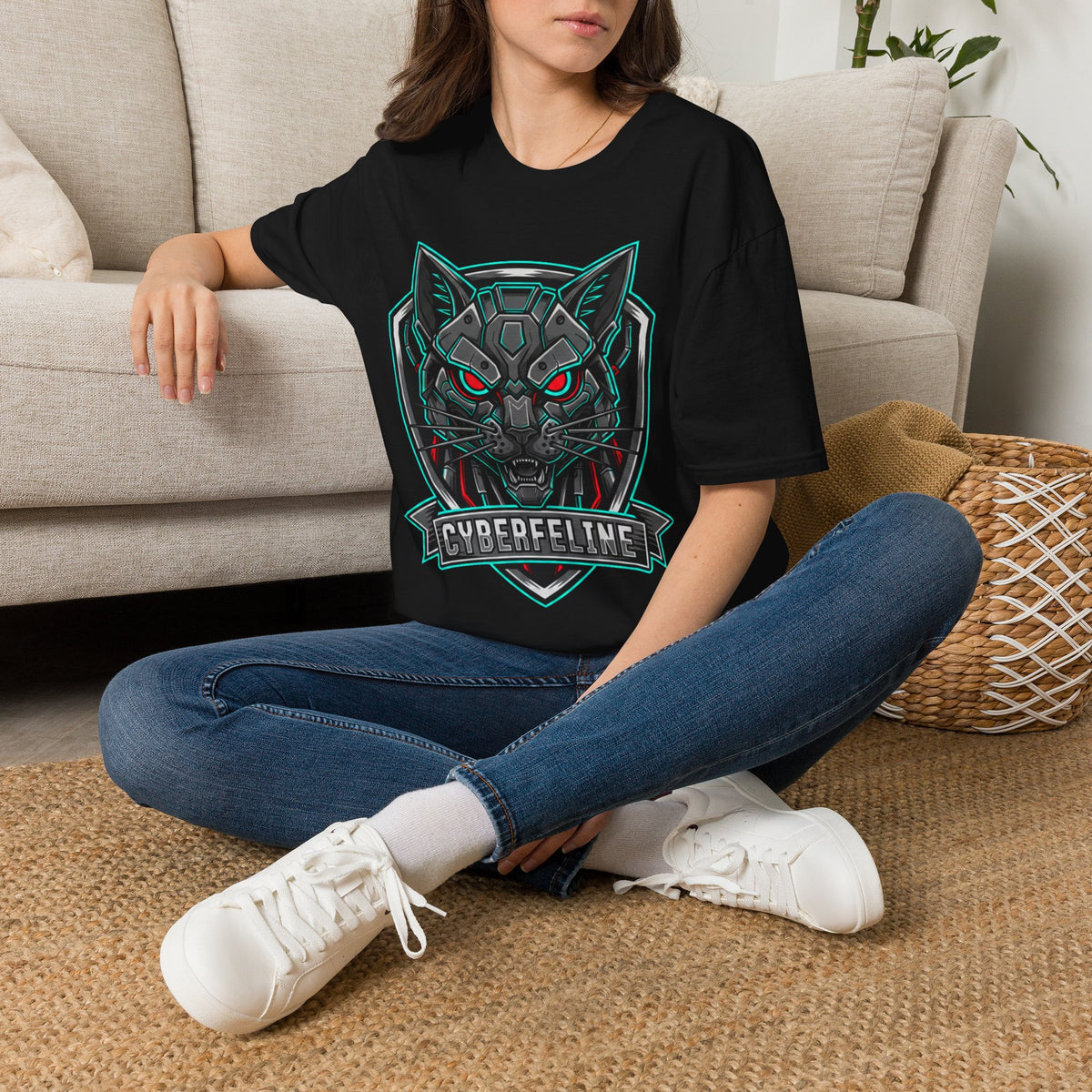 T-shirt Cyber Loup — Tee Gamer Néon Futuriste avec Badge 'Félin Cyborg'